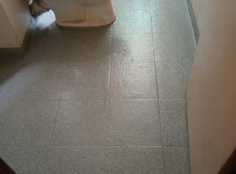 Glossy silver epoxy tiled floor finish